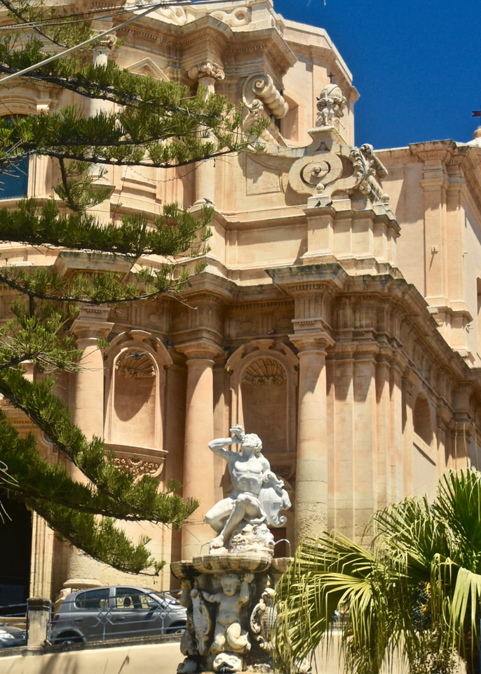 fountain of Hercules in Noto